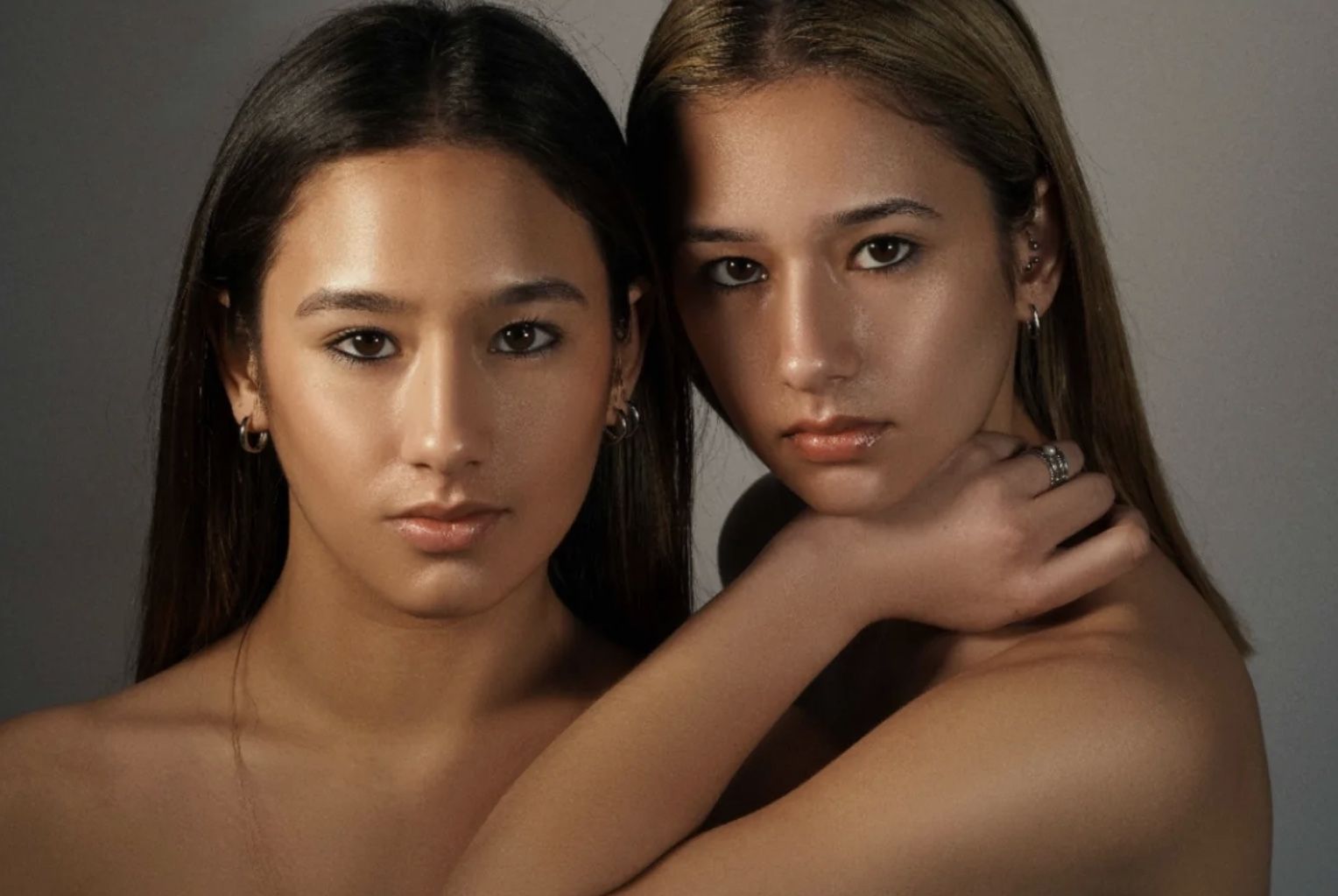 Twee modellen samen in een studioportret